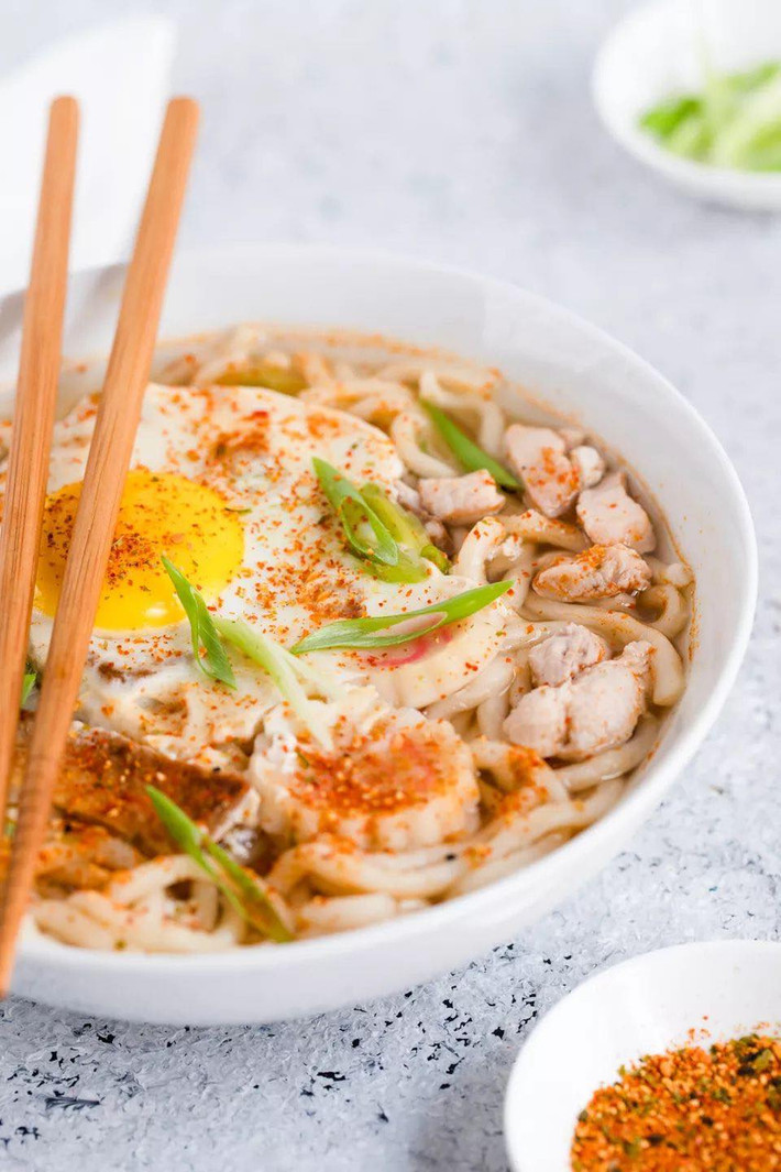 4. Mì Udon được xem là món mì quốc túy của Nhật Bản có phần mì được cấu tạo từ bột mì, muối và nước kết hợp cùng nước dùng nấu từ nước tương, rượu mirin và dashi (chiết xuất từ các loại thịt cá, rau củ và tảo biển).