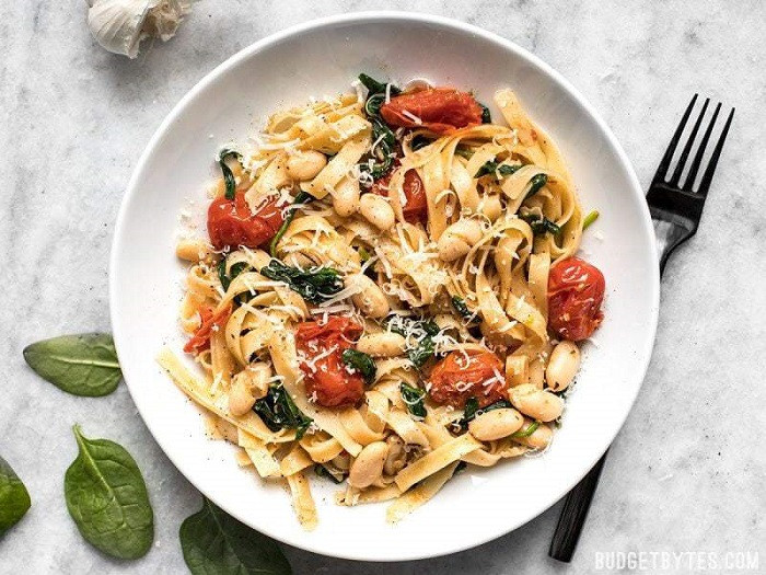 9. Mì pasta được chế biến cầu kỳ, hấp dẫn hơn với nhiều loại sốt từ cà chua, rượu trắng, các loại nấm,… Phần topping đa dạng hơn với thịt bò, hải sản và nhiều loại phô mai thượng hạng.