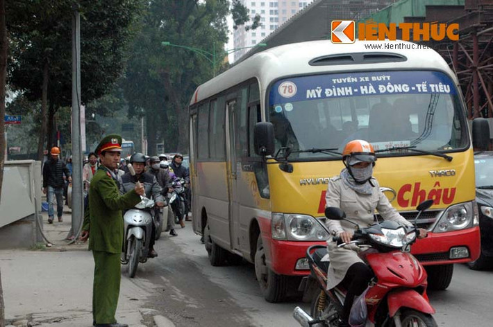 Lực lượng công an đến hiện trường làm nhiệm vụ phân luồng giao thông.