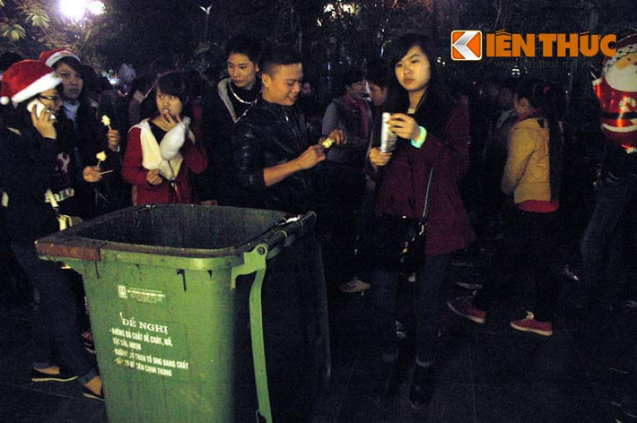 Tuy nhiên, trong số rất nhiều người vô ý thức, vẫn còn những người tự giác giữ gìn vệ sinh công cộng.