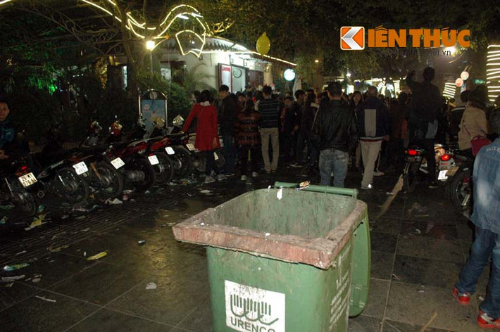 Mặc dù có thùng rác ngay cạnh nhưng mọi người vẫn vô tư xả rác xuống đường.