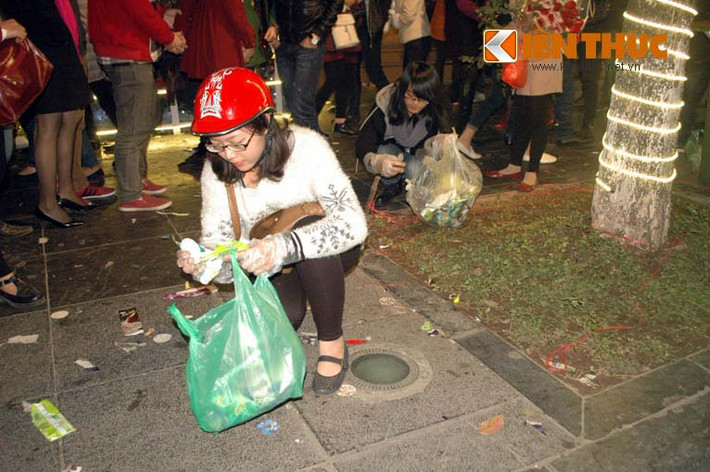 2 cô gái này nhặt cẩn thận đến từng cái rác nhỏ bỏ vào túi nilon, sau đó mang vào thùng rác bỏ.