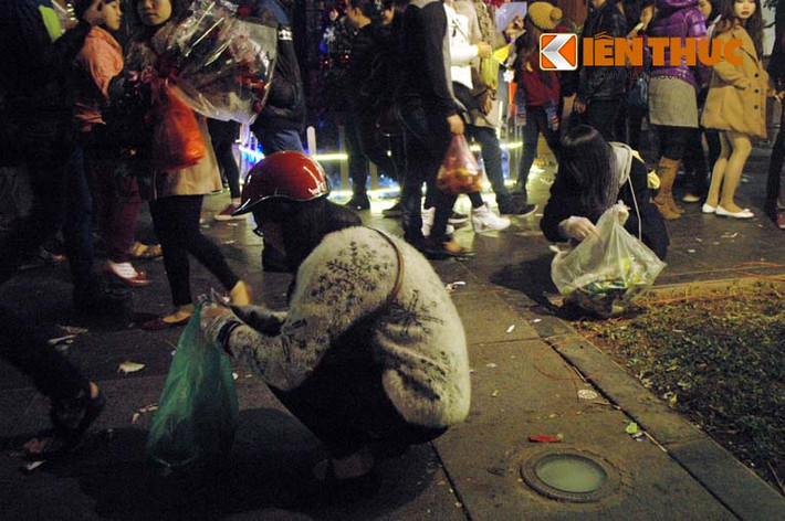 ... mặc kệ dòng người qua lại.