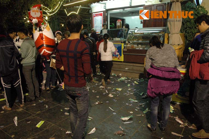 Lối vào cửa hàng kem ngập rác.