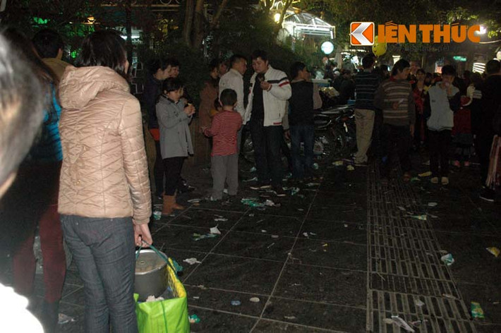 Theo ghi nhận của PV Kiến Thức từ khoảng 10h đêm 24/12, dòng người bắt đầu đổ ra khu vực Hồ Gươm, Hà Nội để đón Noel 2014.