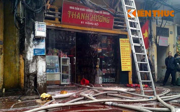 Sân ngôi nhà số 81 phố Hàng Bồ lênh láng nước.