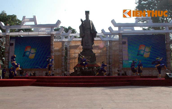 ... nhào lộn trên không trung dưới tượng đài Lý Thái Tổ vào sáng nay (20/12).