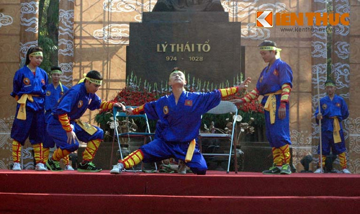 ... móc thử vào khe cổ họng, nơi có 2 xương đòn.