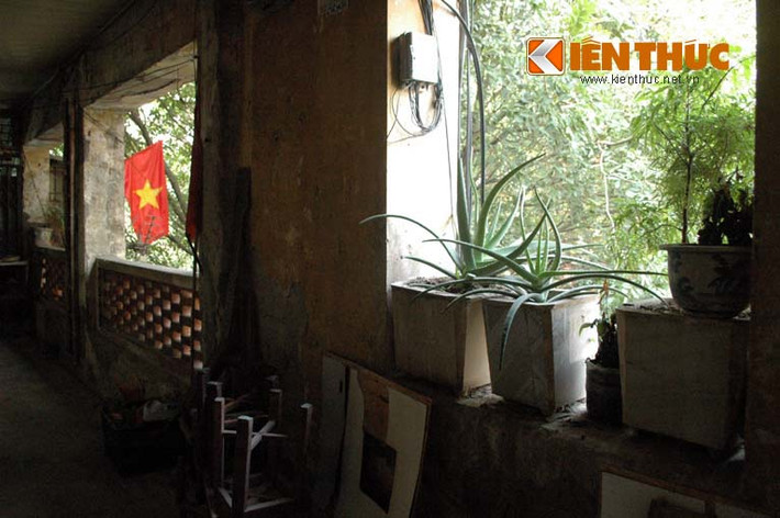 Trong toà nhà tập thể này, các hộ dân sử dụng chung nhà vệ sinh và nhà tắm. Chính những cái chung ấy đã gắn kết các gia đình thành một khối, chia sẻ mọi buồn vui của tình làng nghĩa xóm.