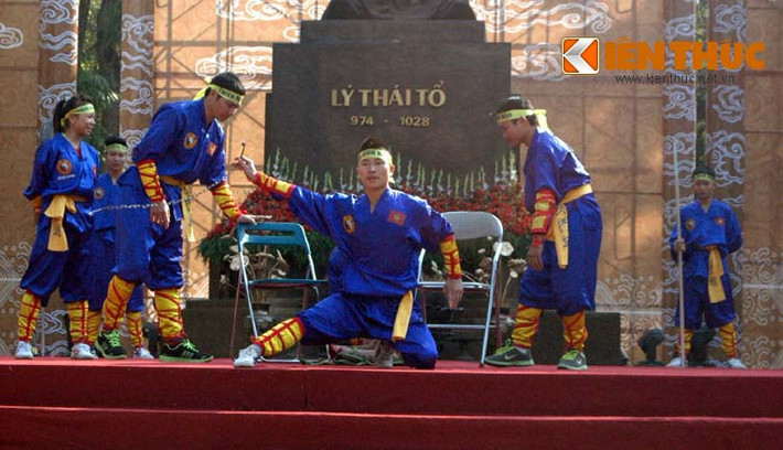 Sau khi vận khí công, thanh niên võ đạo lấy dây xích bắt đầu biểu diễn...