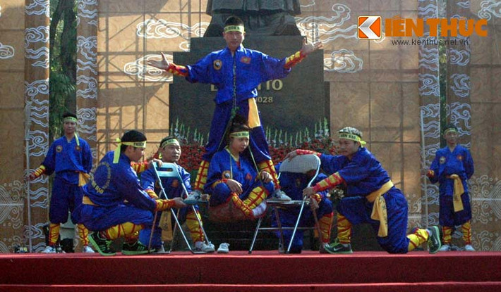 ... kéo cô gái lên khỏi mặt đất.