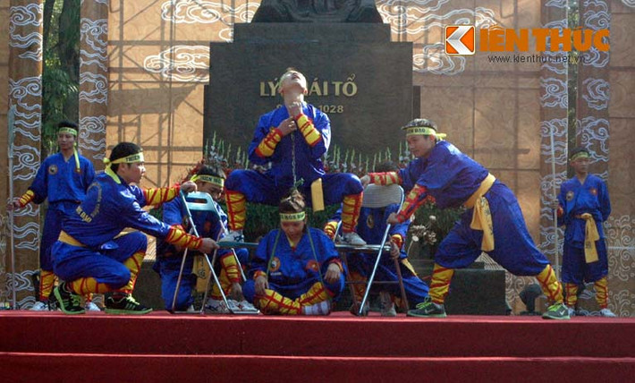 Móc đây xích cùng móc đinh vào khe cổ họng của mình...