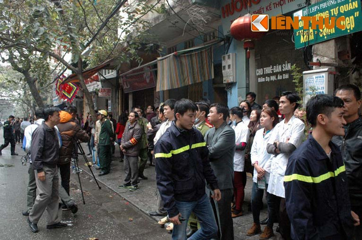 Người dân khu vực theo dõi vụ việc.