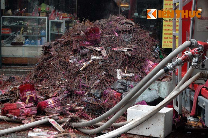 Những bó hương sau vụ cháy được chất thành đống ngổn ngang.