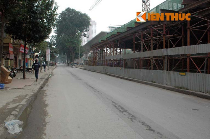 Đến khoảng 10h ngày 28/12, lối vào hiện trường vụ sập dầm hướng vào Hà Đông đã được cơ quan chức năng phong tỏa lại cách hiện trường khoảng 500m.