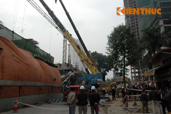 Các xe cẩu đến hiện trường tháo sắt thép cùng các thanh giằng dầm đường sắt trên cao. Khi các công nhân tiến hành cắt các thanh sắt, đã xảy ra cháy, nhưng rất may đã kịp thời dập lửa.