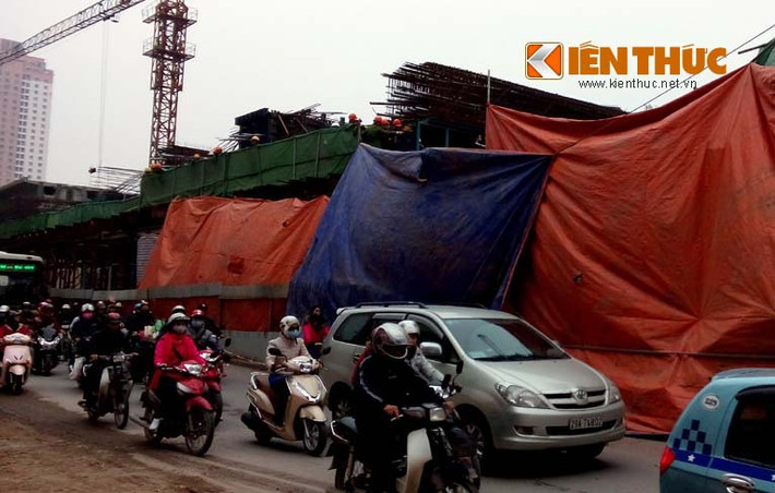 Giao thông trên tuyến đường Trần Phú ùn tắc cục bộ theo cả 2 hướng.
