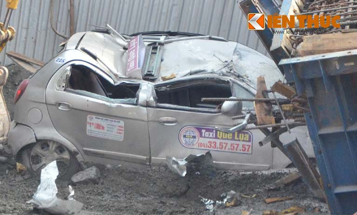 Chiếc taxi bị giàn giáo sập đè bẹp dúm