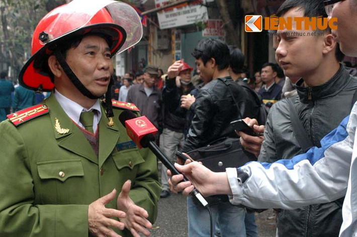 Đại tá Trần Văn Vụ - Trưởng phòng Cảnh sát PCCC quận Hoàn Kiếm cho biết: "Vụ hỏa hoạn đã khiến bà Quý (60 tuổi) sống trong ngôi nhà bị bỏng nhẹ, không nguy kịch đến tính mạng. Đến lúc này, chưa xác định được nguyên nhân vụ cháy cũng như thiệt hại về tài sản".