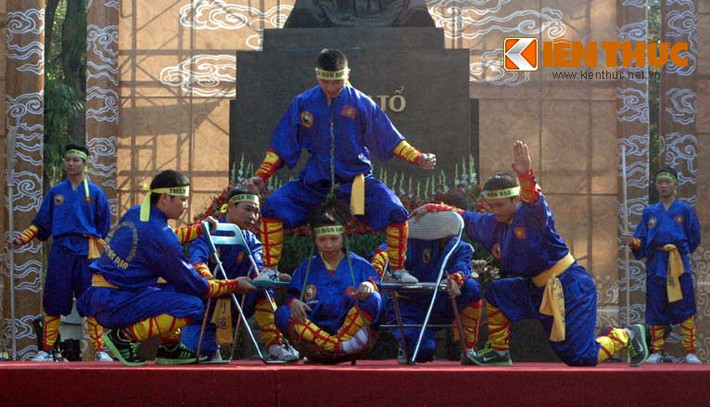 Nam thanh niên võ đạo, từ từ nâng cô gái lên.
