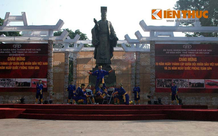 Nam thanh niên võ đạo này giữ vững cô gái trên không trung khoảng 3 phút.