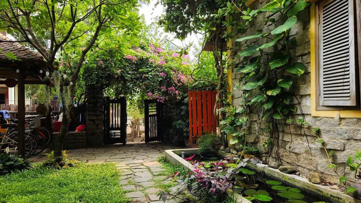 Là những nghệ sĩ chân chính, tài năng, cặp đôi chưa bao giờ khoe không gian sống. Nhưng qua những hình ảnh từ chia sẻ của các đồng nghiệp, người đọc biết được không gian sống ngập tràn cây xanh của villa mà cặp đôi sở hữu. Được biết, Villa có phong cách cổ kính được chính đạo diễn Bùi Thạc Chuyên và diễn viên Tú Oanh tự tay thiết kế.