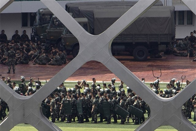 Theo lý thuyết, số lượng quân lính Trung Quốc đồn trú tại Hong Kong tối đa là 6000 người. Điều này đồng nghĩa với việc lực lượng tăng cường được Trung Quốc đưa tới Thâm Quyến có thể lên tương đương với 50% quân số lính Trung Quốc đồn trú tại Hong Kong. Nguồn ảnh: AP.