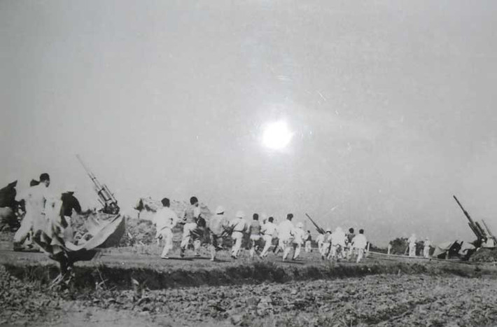 Bắt đầu từ năm 1954, những khẩu pháo phòng không Flak 88 đầu tiên bắt đầu được Liên Xô chuyển giao cho phía ta. Thời điểm này, chủ yếu Flak 88 được sử dụng làm nhiệm vụ bảo vệ các thành phố lớn do vào khi đó, nó là loại pháo phòng không lớn nhất mà ta có trong tay. Nguồn ảnh: TL.