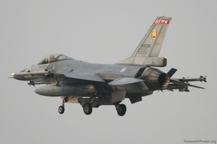 Theo như hợp đồng mua bán được Đài Loan ký kết với Mỹ, mỗi chiếc F-16 phiên bản tiêm kích F-16V sẽ được Đài Loan mua với giá lên tới 121,21 triệu USD - con số này là cao hơn cả giá thành của tiêm kích F-35B đắt nhất hành tinh hiện nay vốn cũng chỉ có giá 115 triệu USD chưa kể mua nhiều sẽ có chiết khấu cao. Nguồn ảnh: SCMP.