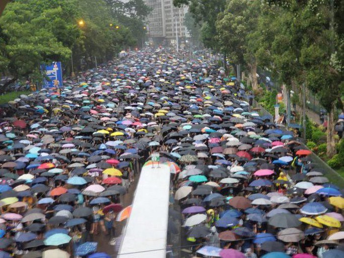 Nhiều chuyến tàu điện ngầm và xe buýt ở Hong Kong buộc phải ngưng hoạt động. Trước đó, hôm 17-8, các cuộc biểu tình chống chính quyền kết thúc tương đối hòa bình khi cảnh sát không sử dụng hơi cay để trấn áp đám đông.