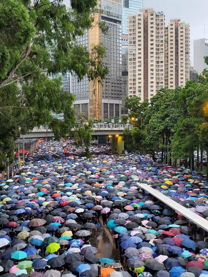 Phóng viên báo South China Morning Post (SCMP) ghi nhận đường Hennessy đã biến thành "biển ô" sau khi hàng ngàn người biểu tình tập trung tại đây. Trong khi nhiều người đã rời khỏi công viên Victoria theo hướng Wan Chai, một đám đông khổng lồ tiếp tục tiến về công viên theo hướng ngược lại.