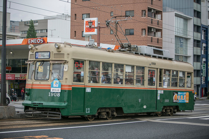 Chiếc xe điện đang bon bon chạy trên đường phố trung tâm Hiroshima.
