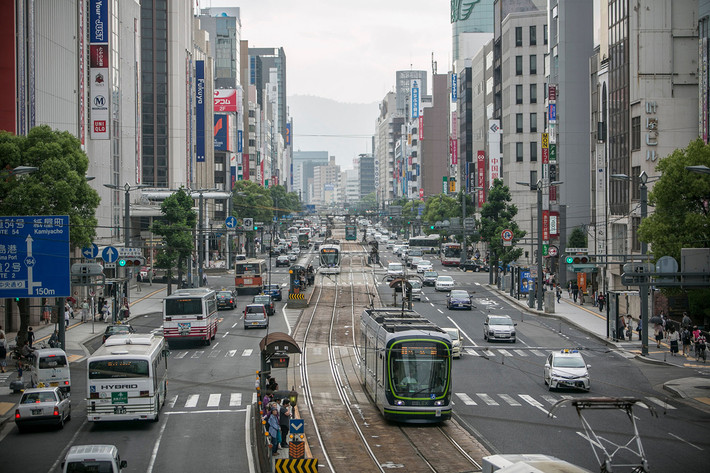 Dòng xe cộ di chuyển ngược xuôi trên con đường gần Hondori dọc trung tâm thành phố Hiroshima hôm 26/5/2016. Với chuyến việc ông Obama thăm Hiroshima, Tổng thống Mỹ đương nhiệm đầu tiên tới thăm thành phố bị phá hủy bởi chính quả bom nguyên tử trong Thế chiến II.