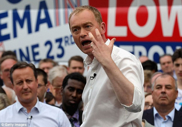 Lãnh đạo đảng Dân chủ Tự do Tim Farron thúc giục các cử tri bỏ phiếu ở lại EU trong một cuộc vận động ở Birmingham vào tối 22/6.