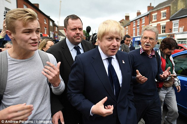 Ông Johnson cùng một số thành viên trong phe ủng hộ Anh rời EU đang đi bộ trên đường Ashby de la Zouch trước khi tới điểm vận động khác.