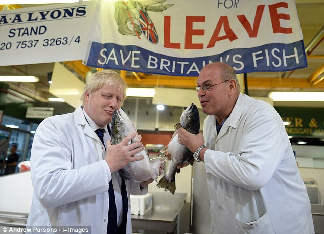 Hôm 22/6, cựu Thị trưởng London Boris Johnson - người đứng đầu phe ủng hộ nước Anh rời EU và đương kim Thủ tướng David Cameron - người chủ trương Anh ở lại EU - đã có loạt hoạt động khẩn trương ngay trước thềm trưng cầu dân ý Brexit. Trong ảnh, ông Johnson (trái) tới chợ cá Billingsgate nổi tiếng ở London để vận động người dân bỏ phiếu rời EU.