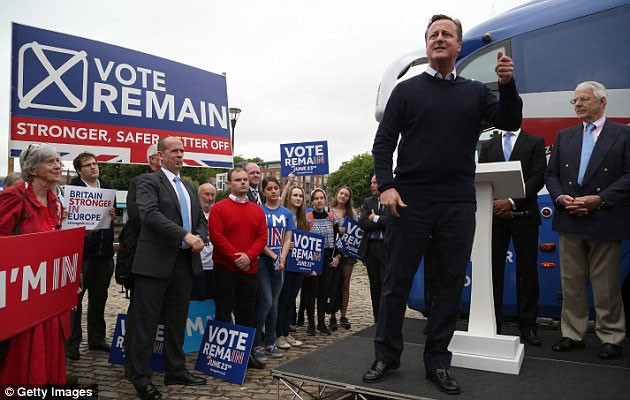 Cũng trong ngày 22/6, đương kim Thủ tướng Anh David Cameron cũng tới một loạt địa điểm để vận động mọi người ở lại EU. Ảnh: Ông Cameron cùng cựu Thủ tướng John Major tới Bristol đang kêu gọi mọi người bỏ phiếu ở lại.
