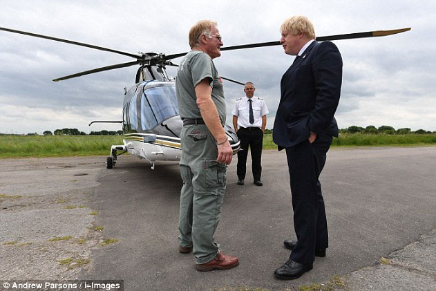 Cựu Thị trưởng London Boris Johnson chuẩn bị lên trực thăng tới điểm vận động Brexit khác.