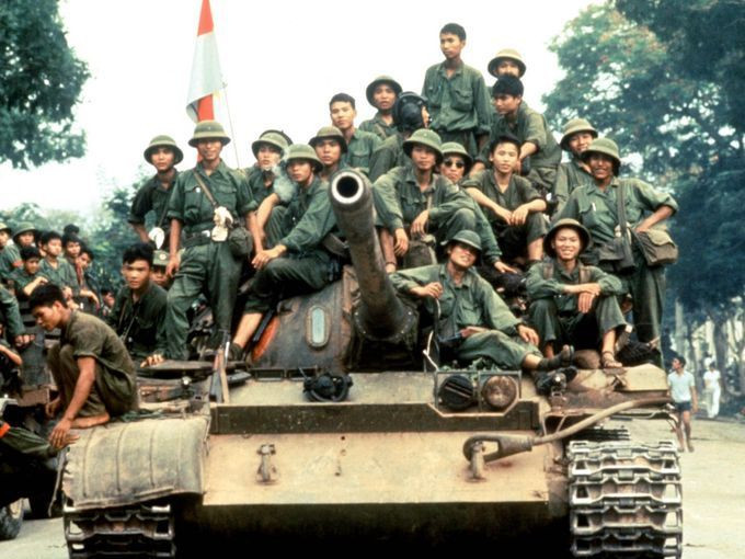 Bộ binh quân giải phóng trên xe tăng T-55 - loại xe tăng chủ lực hiện đại nhất mà chúng ta sử dụng vào thời điểm đó. Nguồn ảnh: TTXVN.