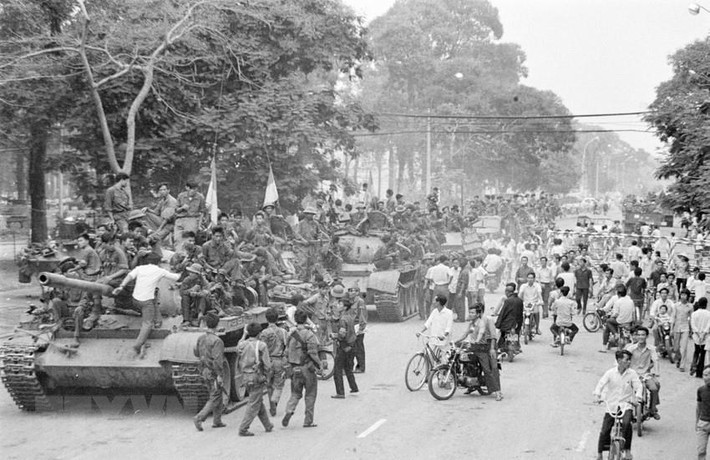 Xe tăng, xe tải và các loại thiết giáp của quân giải phóng hoà cùng với giao thông nhộn nhịp của Sài Gòn - thành phố lớn bậc nhất Đông Dương thời bấy giờ. Nguồn ảnh: TTXVN.