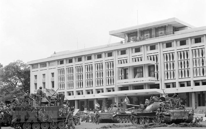 Lực lượng du kích địa phương và quần chúng nhân dân ở Sài Gòn - Gia Định cũng đóng góp vai trò rất lớn trong việc dẫn đường cho các đoàn xe tăng của ta tới được những mục tiêu quan trọng nhất trong thành phố rộng lớn này. Nguồn ảnh: TTXVN.