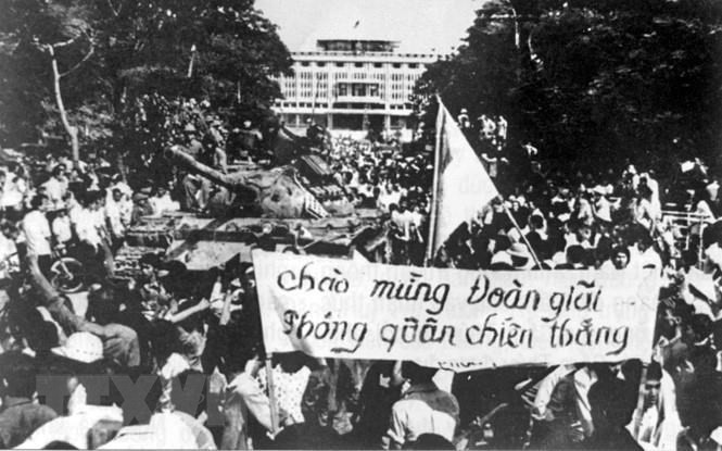 Người dân Sài Gòn đổ ra đường chào mừng đoàn quân giải phóng gây ra cảnh... tắc xe tăng. Nguồn ảnh: TTXVN.