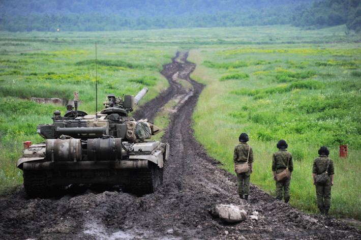 Ví dụ như khi Ấn Độ chọn xe tăng T-90 để mua từ Nga, các kíp lái của Ấn Độ đã thay nhau lái T-90 lên dốc liên tục trong nhiều ngày liền giữa... sa mạc - cốt là để động cơ của nó nóng đến mức không thể vận hành được nữa. Nguồn ảnh: Rumil.