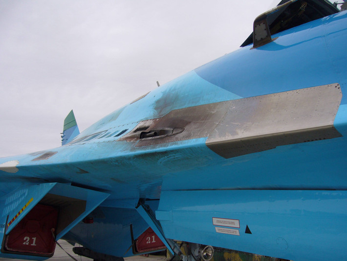 Vị trí đặt khẩu pháo GSh-30-1 trên máy bay tiêm kích Su-30 do Nga sản xuất được đặt ở phía bên phải khoang lái. Nguồn ảnh: Pinterest.