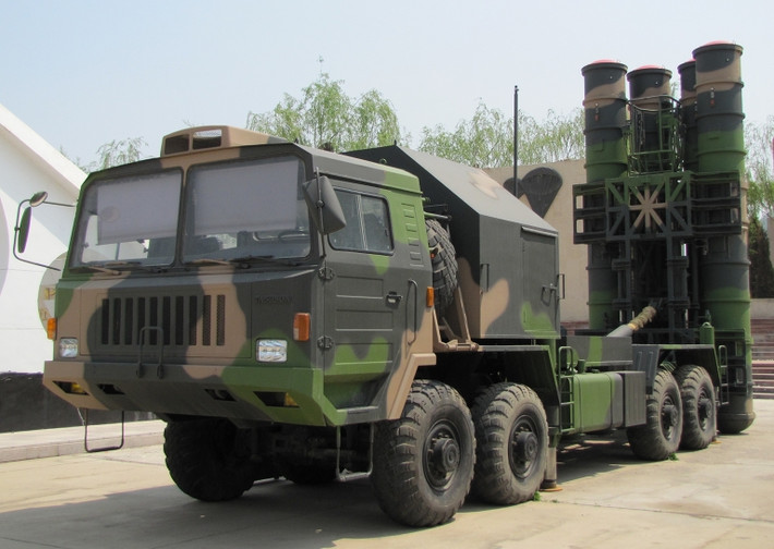 Ngoài các đợt triển khai trên bộ, một biến thể trên biển của HQ-9B, được gọi là HHQ-9B, đã được Hải quân PLA sử dụng rộng rãi kể từ giữa những năm 2010. Hệ thống này hoạt động trên hơn 30 tàu khu trục mặt nước, bao gồm các lớp Type 052C, Type 052D và Type 055. Các tàu khu trục này cũng sử dụng hệ thống vũ khí tầm gần và tên lửa đất đối không tầm ngắn HHQ-10. (Nguồn: MWM, Missile Defense Advocacy Alliance, Military Watch Magazine, CGTN).