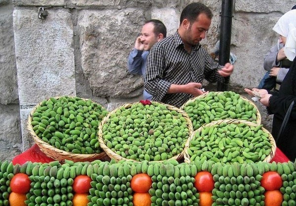Không khí buôn bán rau cỏ trên đường phố Damascus.