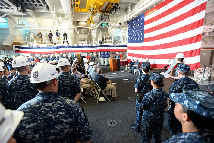 Một sự kiện được tổ chức bên trong nhà chứa máy bay trên tàu USS Zumwalt.