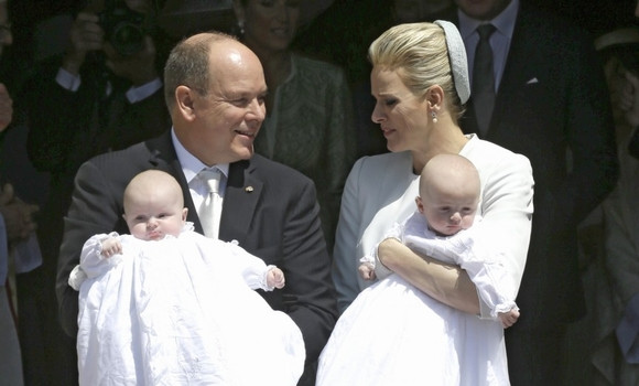 Hoàng tử Jacques và Công chúa Gabriella (Monaco). Hai bé Gabriella và Jacques Honore Rainier là con của Công nương Charlene Wittstock và Hoàng tử Albert. Theo luật pháp của Monaco, hoàng tử Jacques sẽ là người thừa kế ngai vàng của Vương quốc này trong tương lai...
