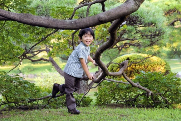 Hoàng tử Hisahito (Nhật Bản). Trong tiếng Nhật, Hisahito có nghĩa là ‘thanh bình và đạo đức’ - những phẩm chất chắc chắn sẽ giúp cậu bé trưởng thành thật vững chắc trong tương lai. Hisahito đứng thứ ba trong thứ tự kế thừa hoàng vị của Nhật Bản. Cậu bé cũng là bé nam đầu tiên được sinh ra trong Hoàng gia Nhật Bản kể từ năm 1965. Đây là một trong những thiên thần nhỏ của các hoàng gia đáng yêu nhất.