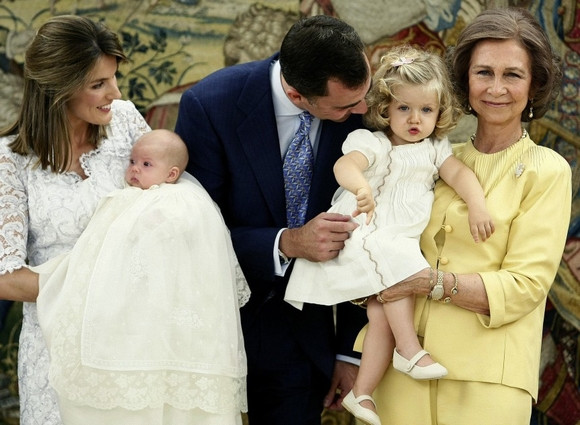 Công chúa Sofia và công chúa Leonor (Tây Ban Nha). Hai công chúa này là con gái của vua Felipe VI và hoàng hậu Letizia. Trong năm 2010, Leonor và Sofía cùng với các con của Infanta Cristina, Nữ Công tước xứ Palma de Mallorca đã tham dự một trận đấu quần vợt tại Caja Magica ở Madrid.